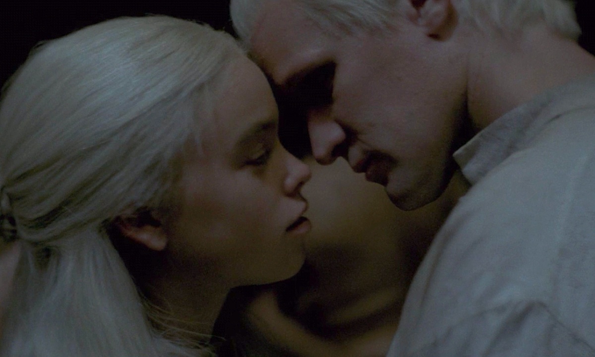 Tranh cai canh nong gay soc trong tien truyen 'Game of Thrones' hinh anh