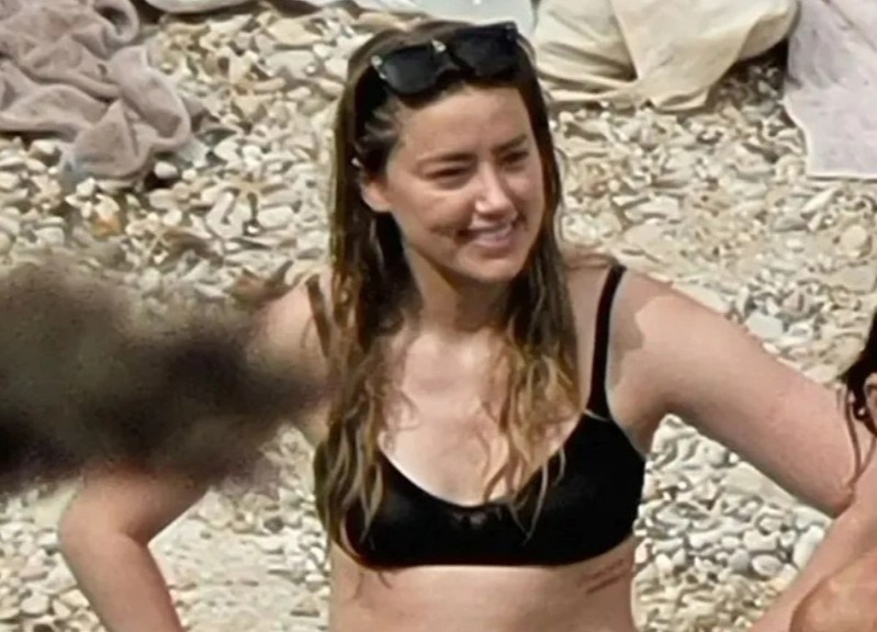 Amber Heard mac bikini, tai xuat hien o bai bien sau vu kien trieu do hinh anh