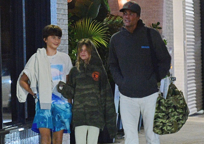 Tom Brady ben cac con hau ly hon Gisele Bundchen hinh anh