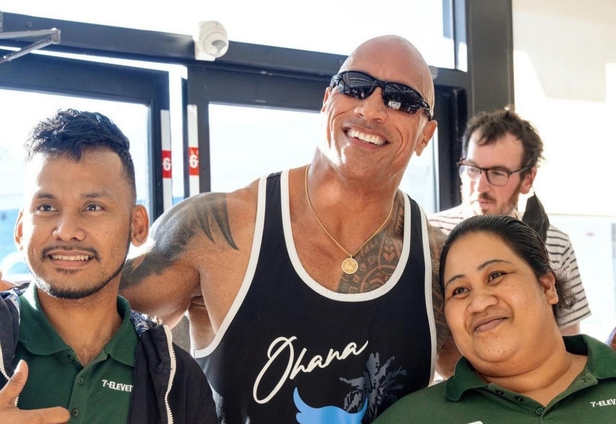 The Rock chuoc toi an cap hinh anh