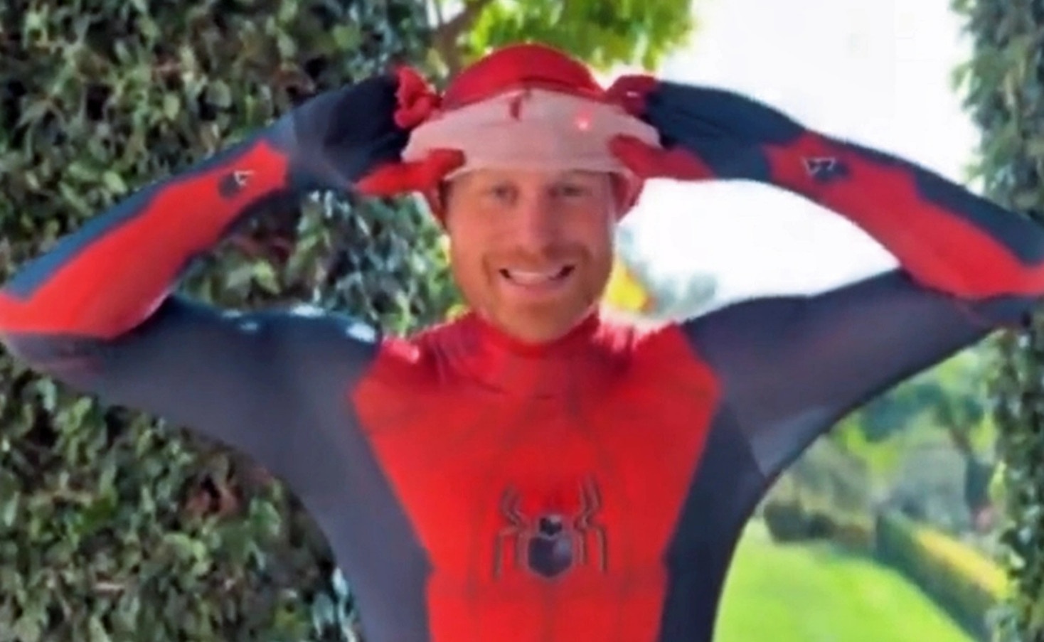 Hoang tu Harry hoa than Nguoi Nhen hinh anh