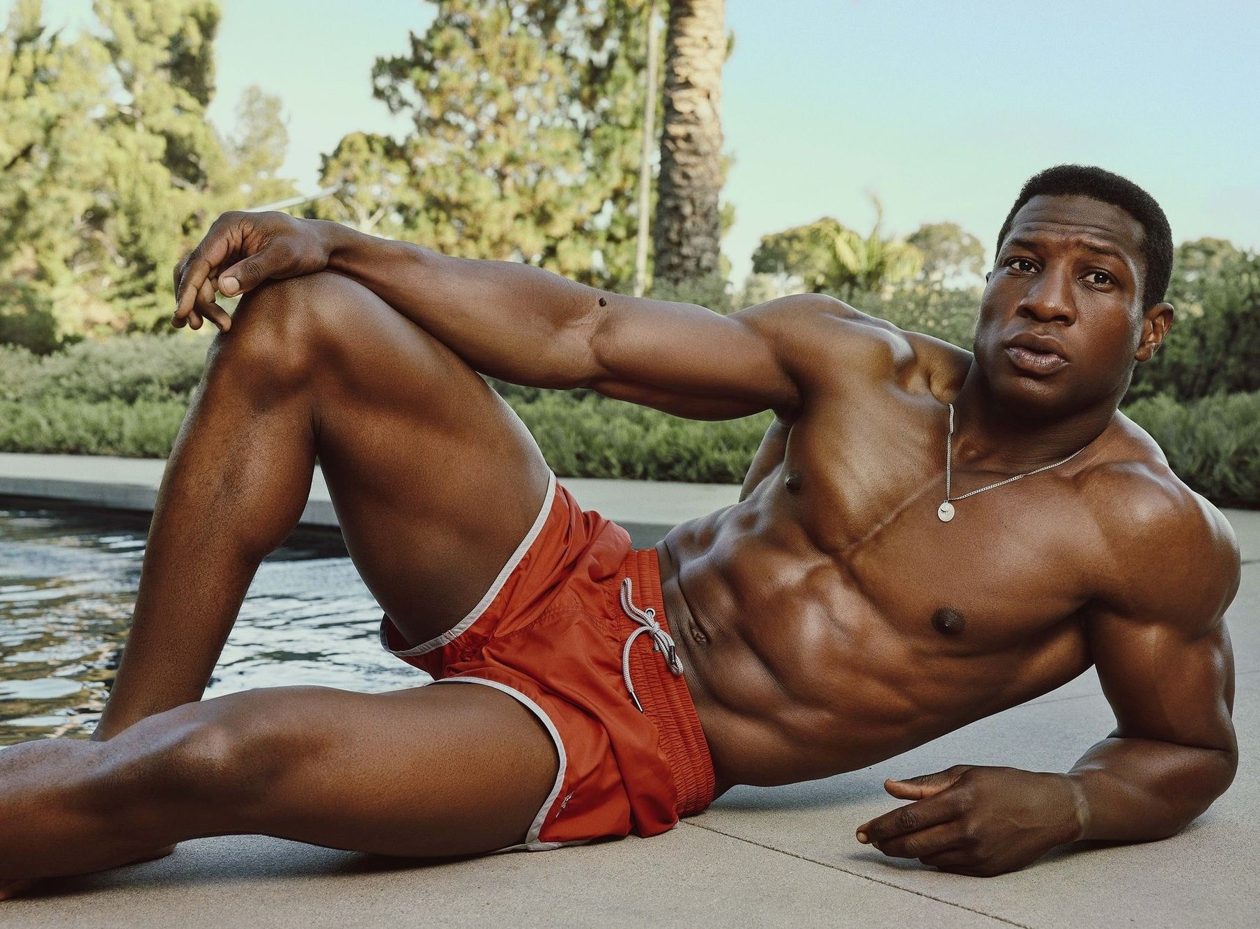 Chan dung tai tu co bap dong vai phan dien ngang tam Thanos hinh anh