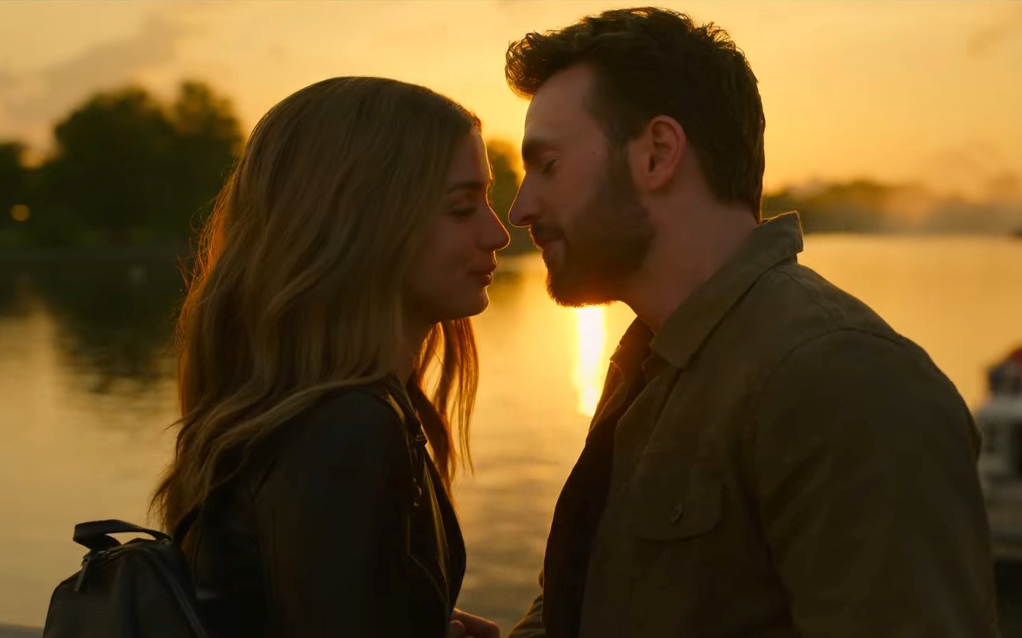 Phim moi day canh nong cua Chris Evans va Ana de Armas hinh anh