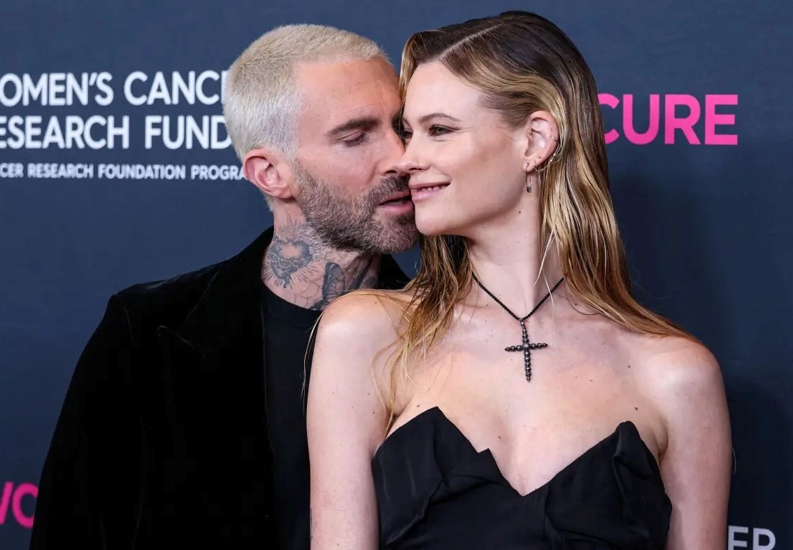 Adam Levine tri an vo con sau vu ngoai tinh hinh anh