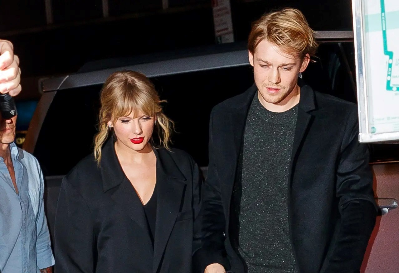 Taylor Swift chia tay ban trai hinh anh