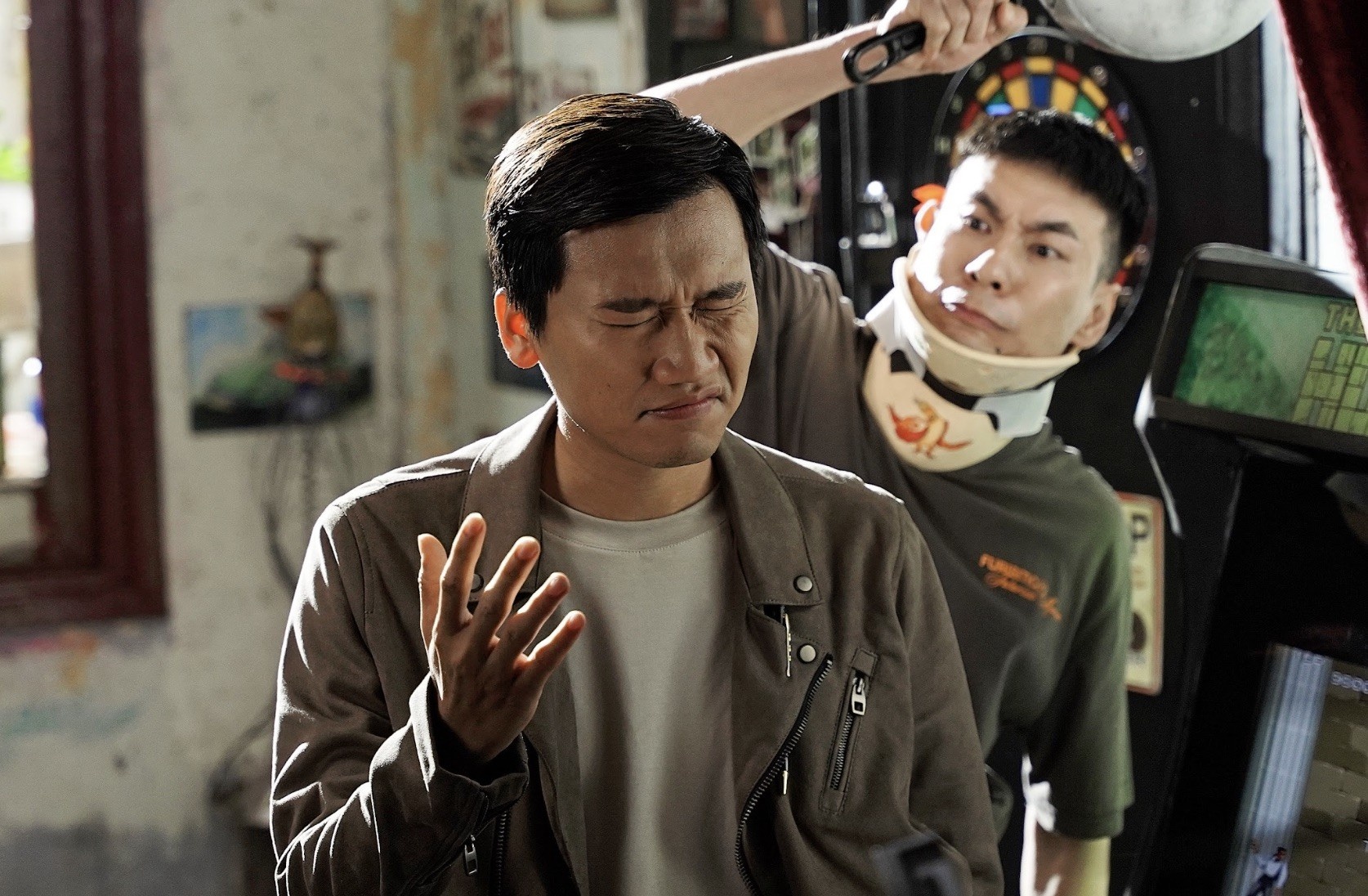 Vi sao phim 'Tren ban nhau, duoi ban muu' that thu ngoai rap? hinh anh