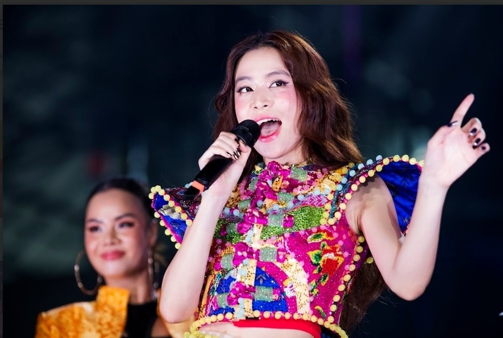 Tranh cai khi Hoang Thuy Linh duoc vinh danh la ca si noi bat nam 2023 hinh anh