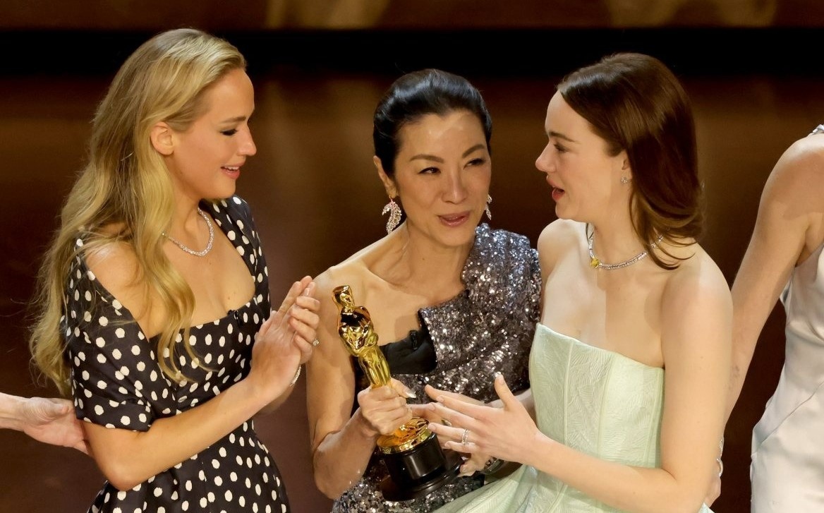 Hinh anh Duong Tu Quynh va Emma Stone gay tranh luan hinh anh