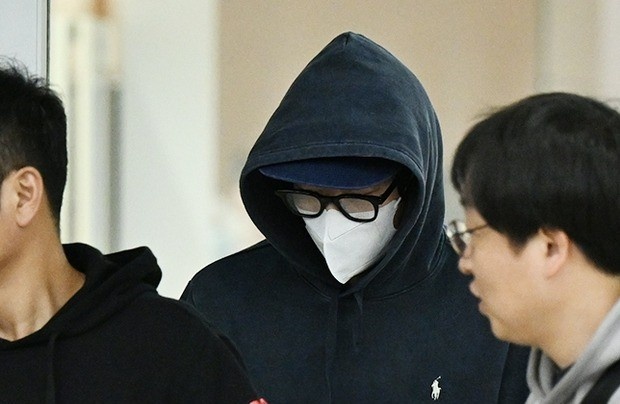 Ban trai Han So Hee cui gam mat khi ve nuoc hinh anh