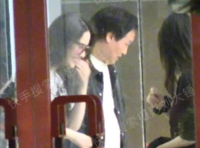 Luu Diec Phi xuat hien cung cha nuoi ty phu hinh anh