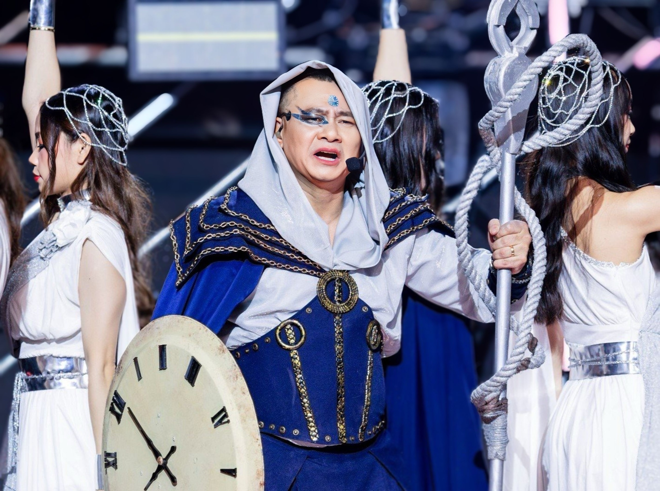 Tu Long lam bung no show Anh trai vuot ngan chong gai hinh anh