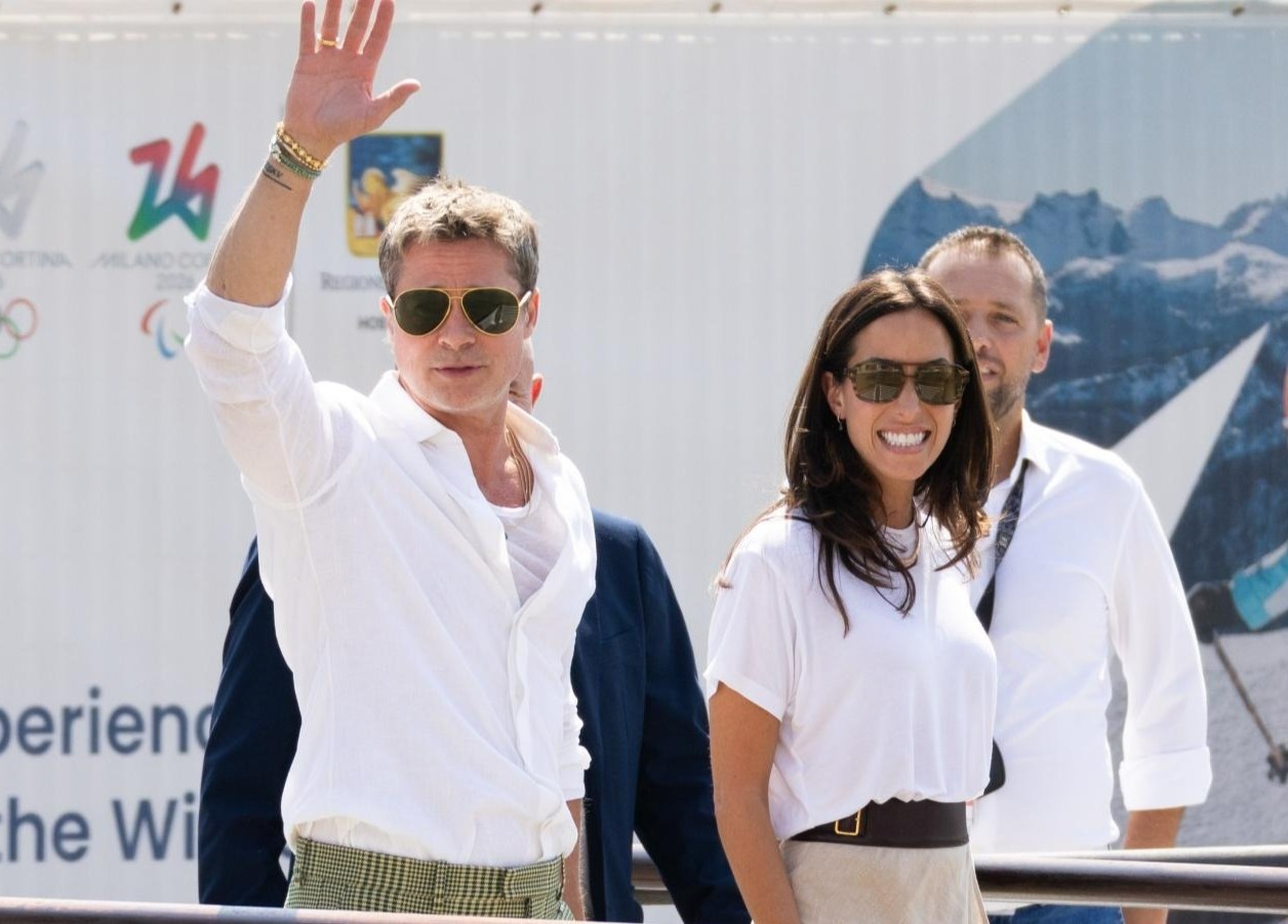 Brad Pitt dua ban gai den Venice hinh anh