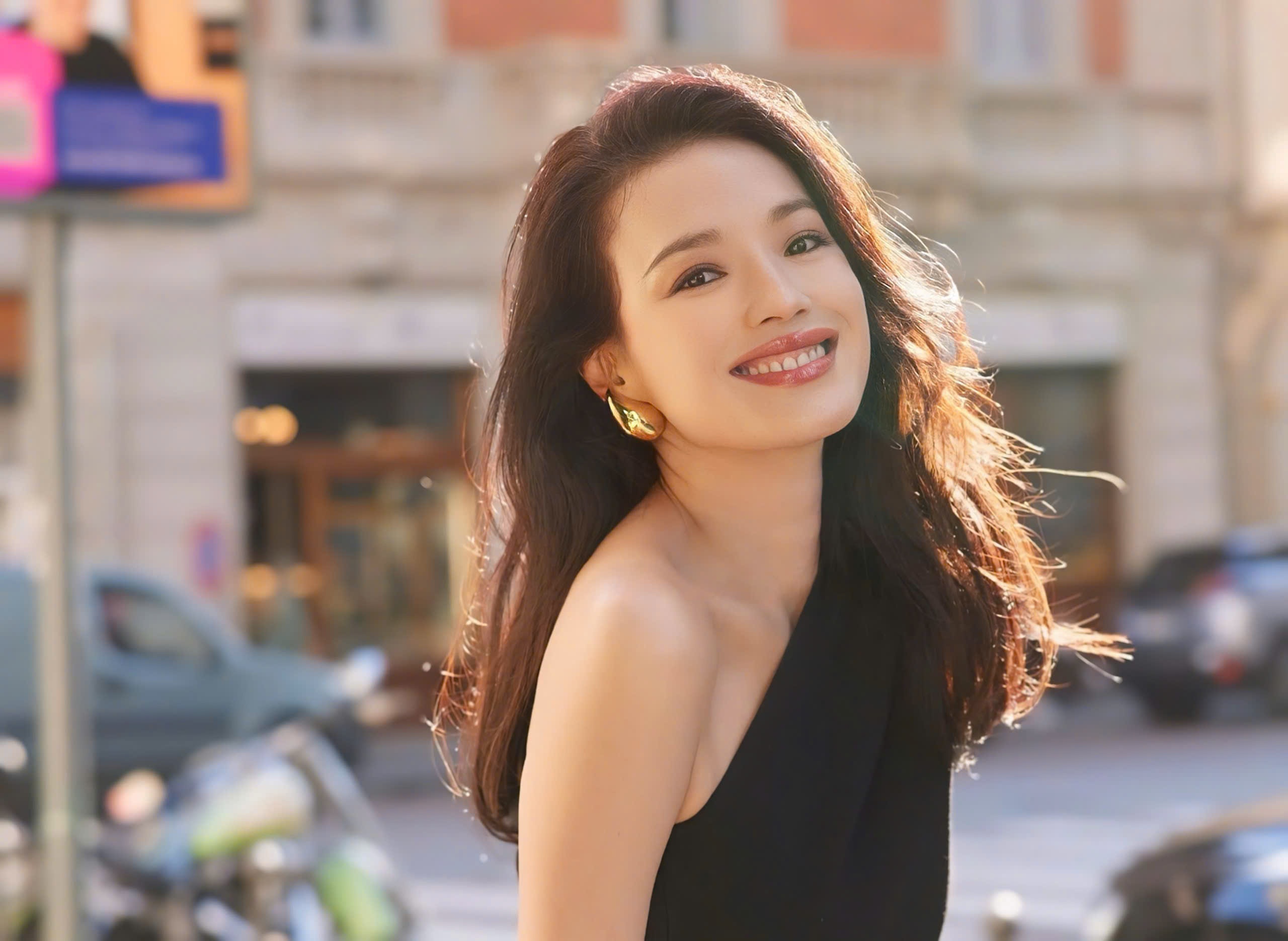 Thu Ky gay ngo ngang hinh anh