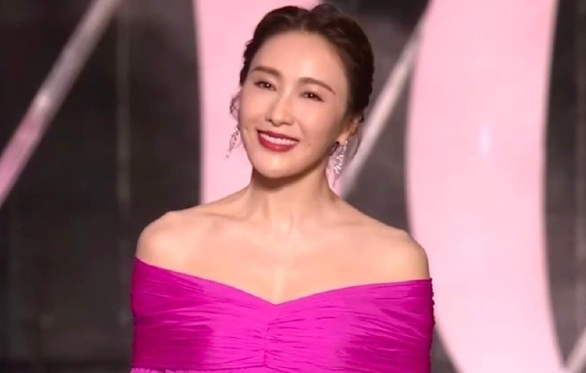 Nhan sac Le Tu o tuoi 53 hinh anh