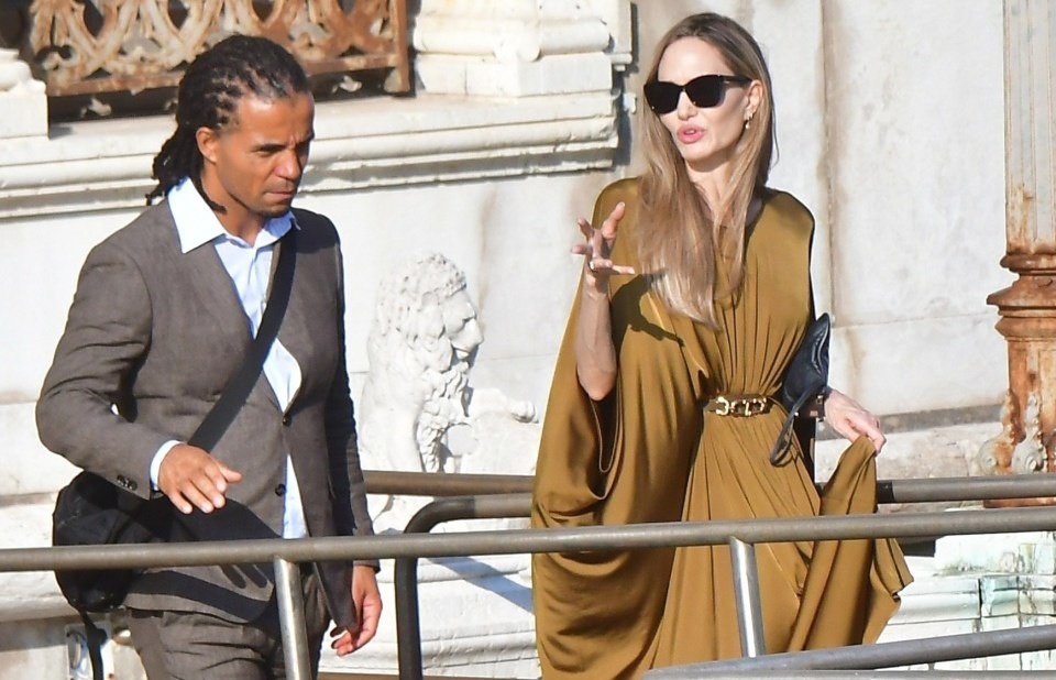 Angelina Jolie bi tung tin o khach san cung nam rapper hinh anh