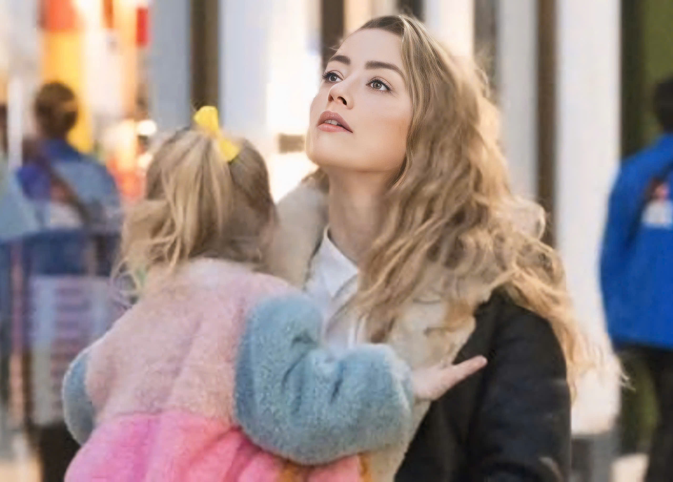 Hinh anh Amber Heard ben con gai hinh anh