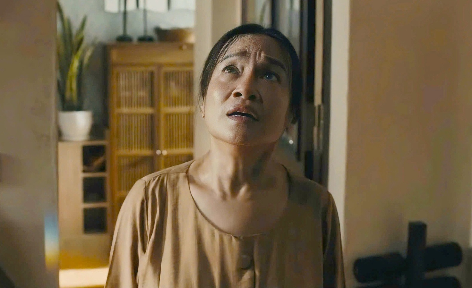 Khi nguoi dan ba xem mot tran bong da va phat hien chong ngoai tinh hinh anh