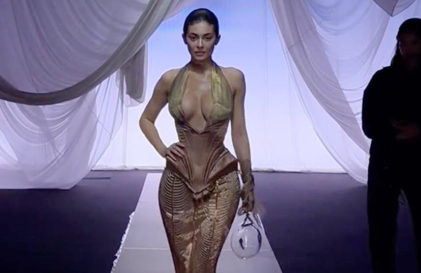 Chiec vay qua tao bao cua Kylie Jenner hinh anh