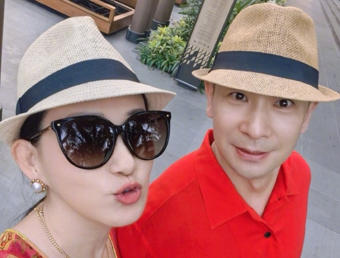 Tai tu 'Hoang Phi Hong' dua vo con den Viet Nam du lich hinh anh