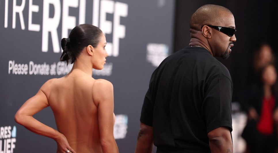 Kanye West dap tra hinh anh