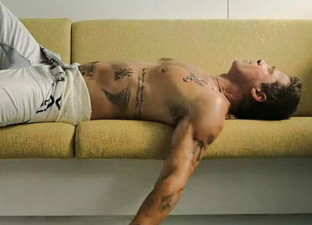 Brad Pitt coi ao khoe hinh xam hinh anh