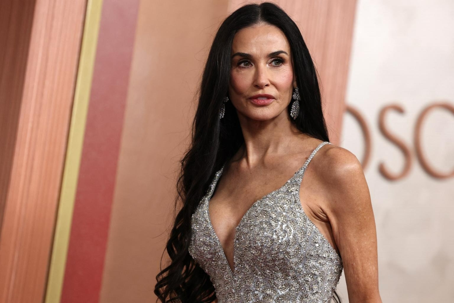 demi_moore_poses_oscars_arrivals.jpg