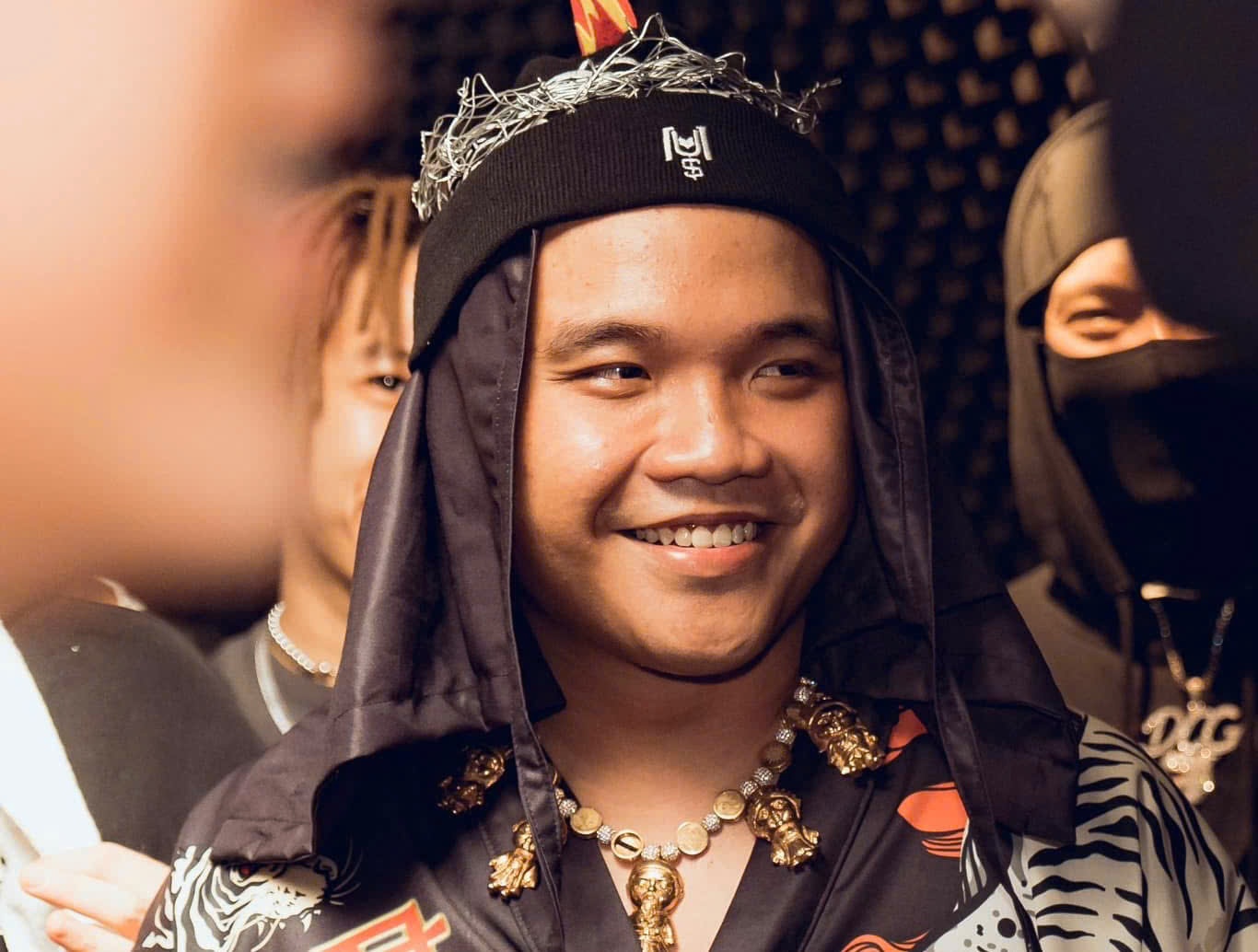 Blacka bi loai khoi show nhac sau on ao hinh anh