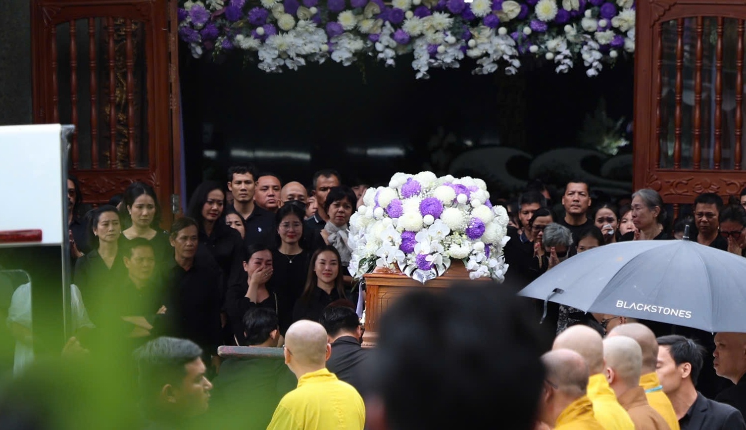 Vo con va dong nghiep tien dua Quy Binh hinh anh