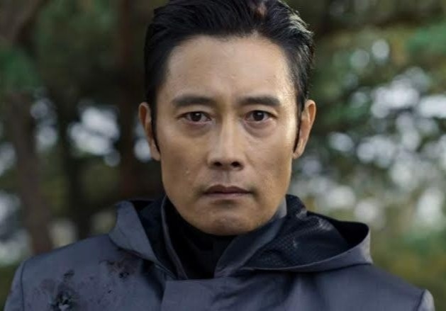 Lee Byung Hun mac chung roi loan lo au hinh anh