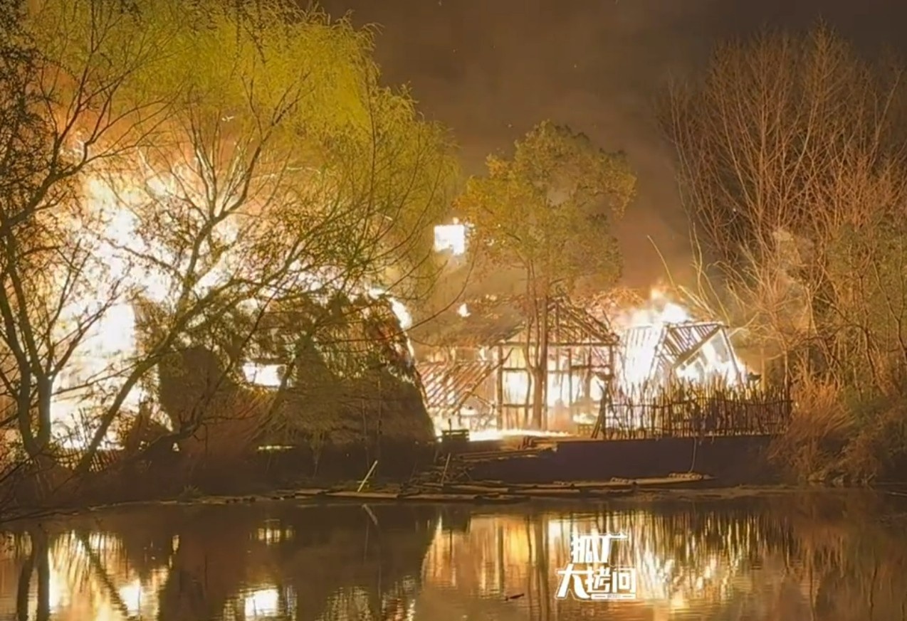 Phim truong o Trung Quoc boc chay, e-kip bo chay hinh anh