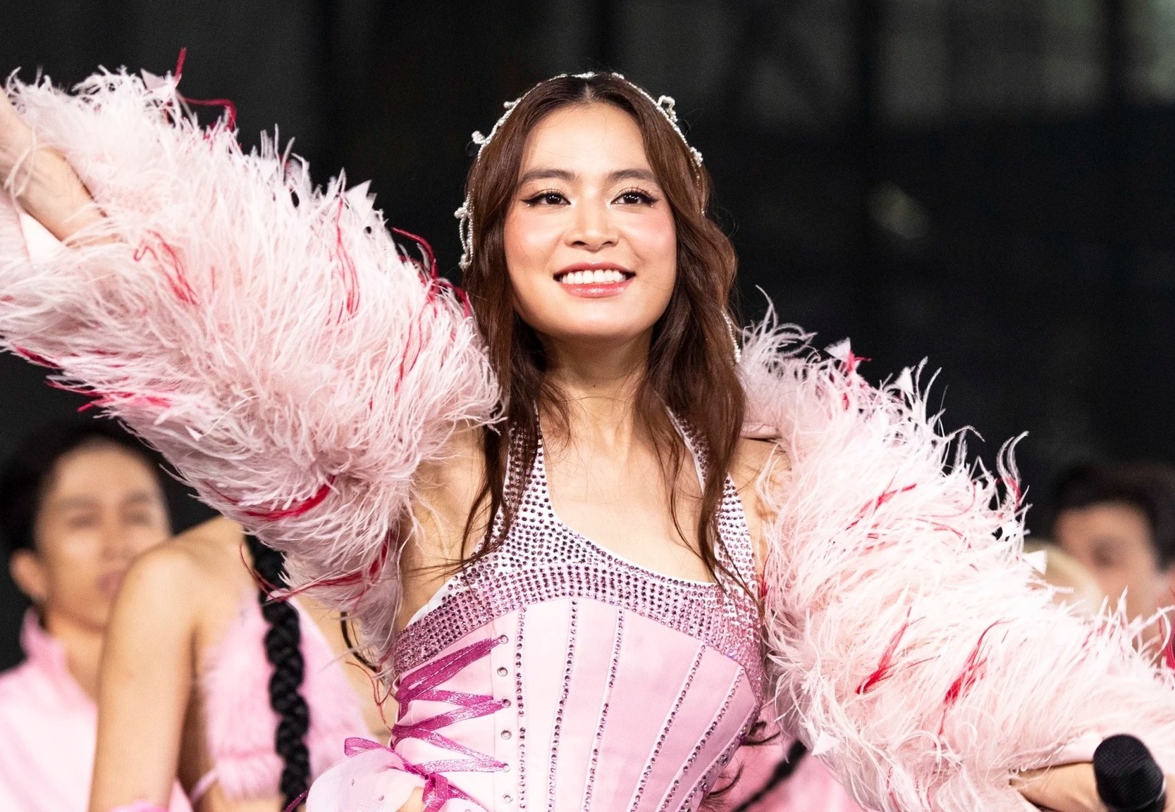 Phim cua Hoang Thuy Linh roi rap, thu hon 200 trieu dong hinh anh