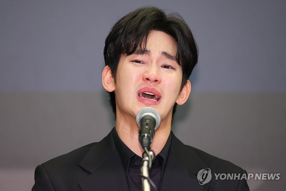 Kim Soo Hyun mở họp báo