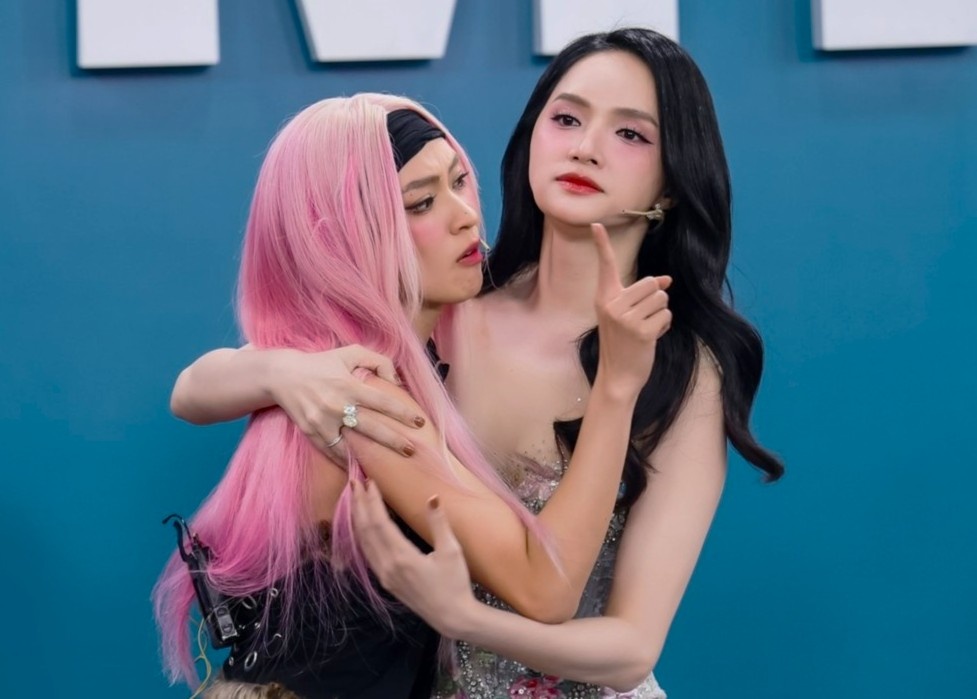 Show cua Huong Giang vuong tranh cai hinh anh