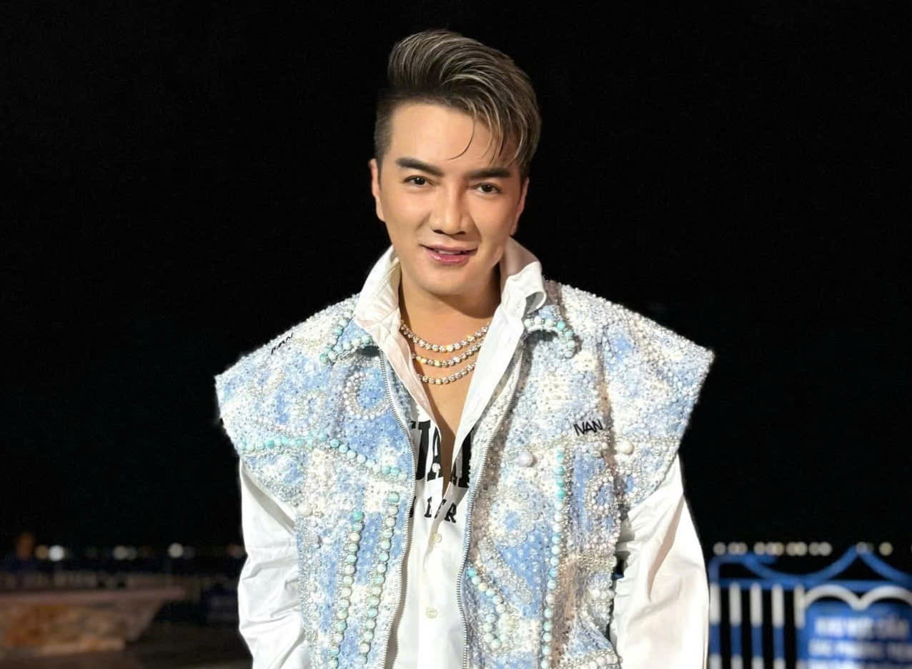 Dam Vinh Hung tai xuat mo nhat sau khi bi cam hat 9 thang hinh anh