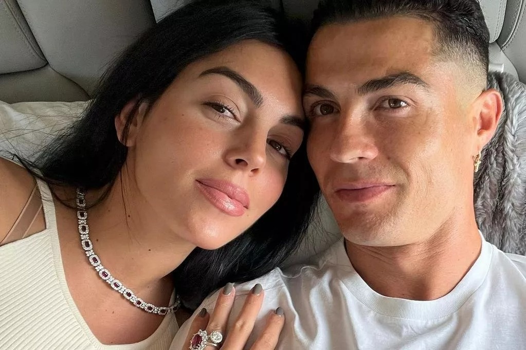 Nhan kim cuong 4 trieu USD tren tay ban gai Ronaldo hinh anh