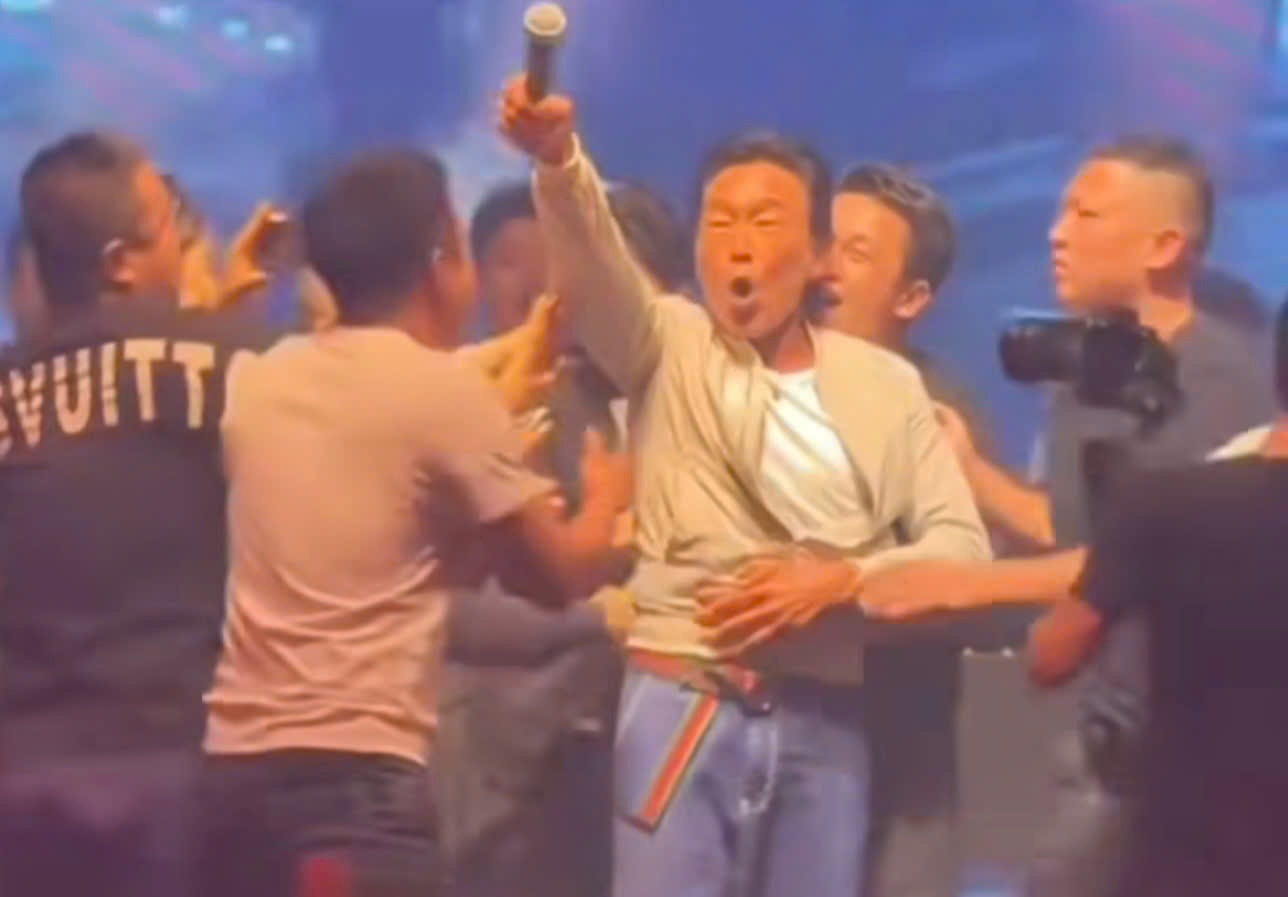 Khan gia lao len om hon Trinh Hao Nam hinh anh