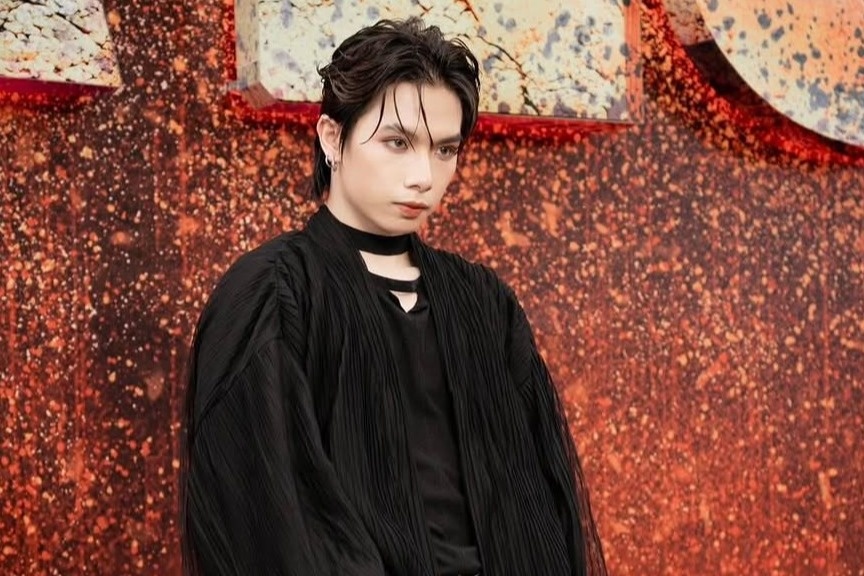 Bach Hong Cuong xin loi vi bi nghi mia mai HIEUTHUHAI hinh anh