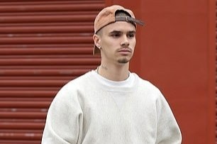 Romeo Beckham buon ba sau chia tay hinh anh