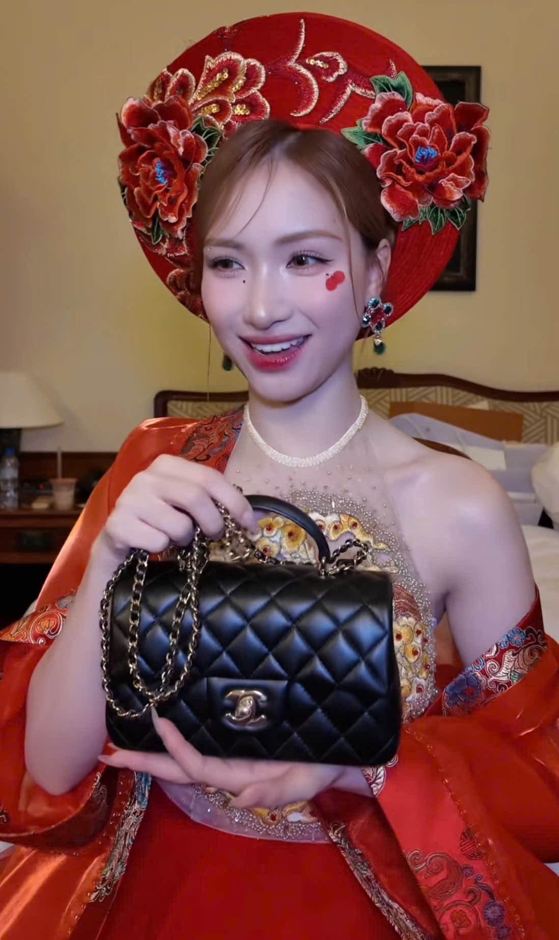 Hòa Minzy đập hộp túi Chanel được Văn Toàn tặng sinh nhật