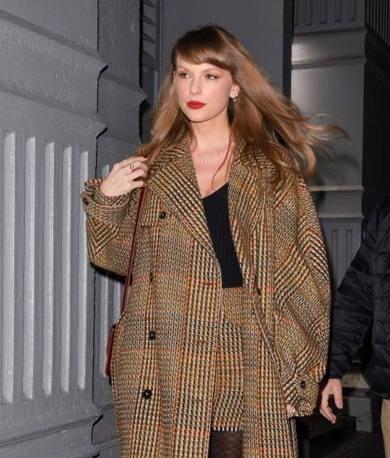 taylor_swift_seen_manhattan_dece.jpg
