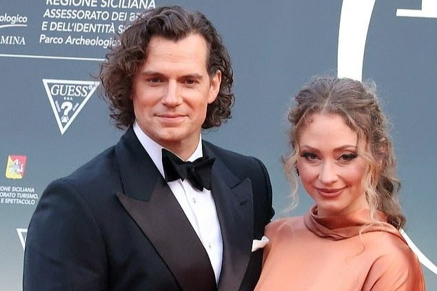 Khong nhan ra ‘sieu nhan’ Henry Cavill hinh anh