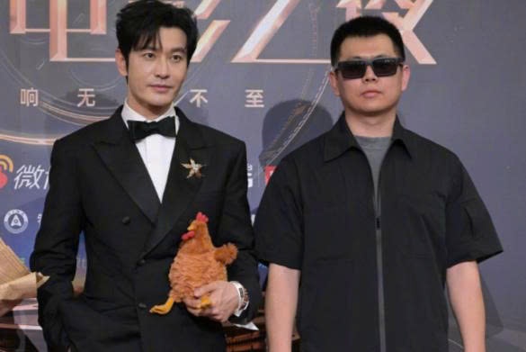 Huynh Hieu Minh om ga di du tiec hinh anh