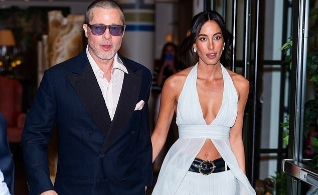 Ban gai Brad Pitt mac vay xuyen thau hinh anh