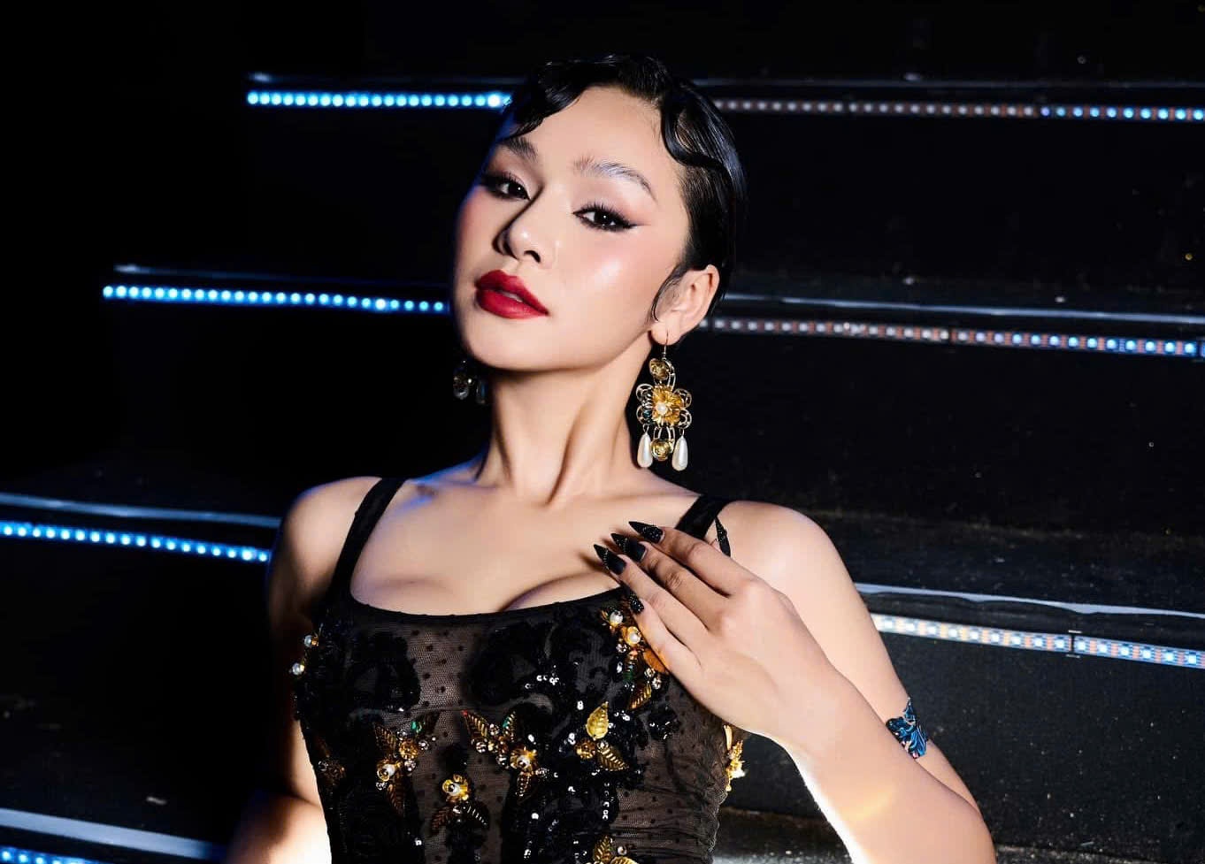 Le Thu Trang duoc ban trai cau hon hinh anh