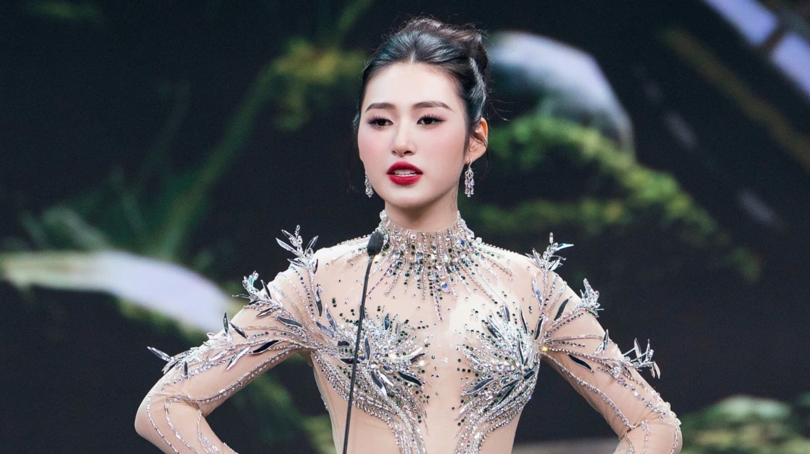 Man ung xu tieng Anh gay cuoi cua Hoa hau Tram Anh hinh anh