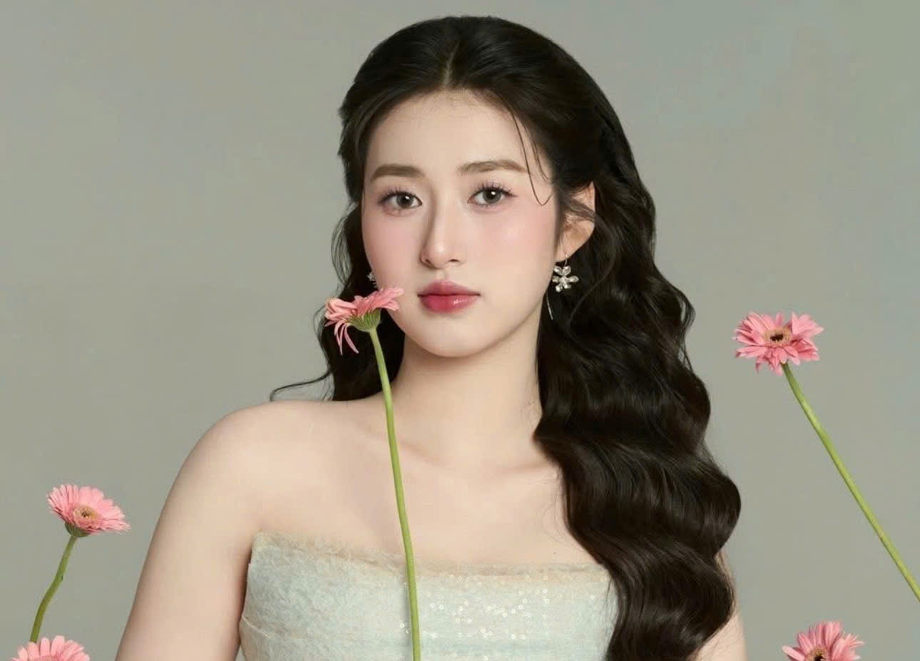 Co gai 19 tuoi vua tro thanh Hoa hau Trai Dat Viet Nam la ai? hinh anh