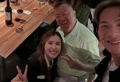 Trum giai tri bi che phan cam vi de nu dien vien tre ngoi vao long hinh anh