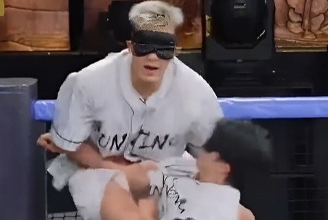 Running Man gay phan no vi de thi sinh bi keo le, quang quat hinh anh