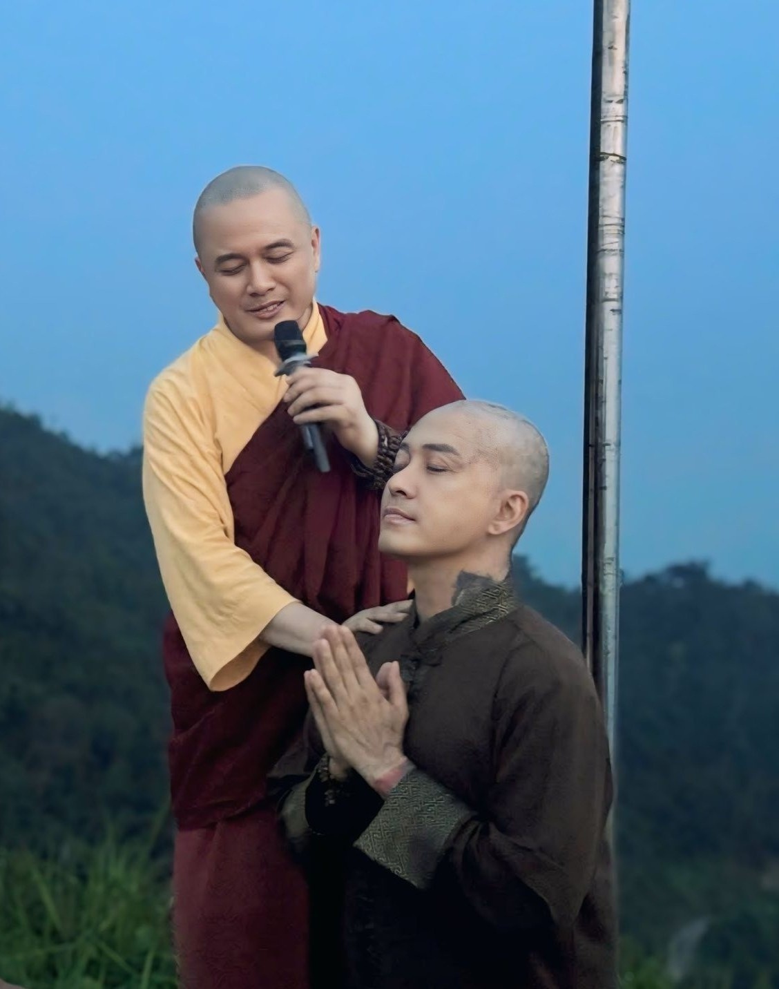 Tuấn Hưng cạo trọc đầu