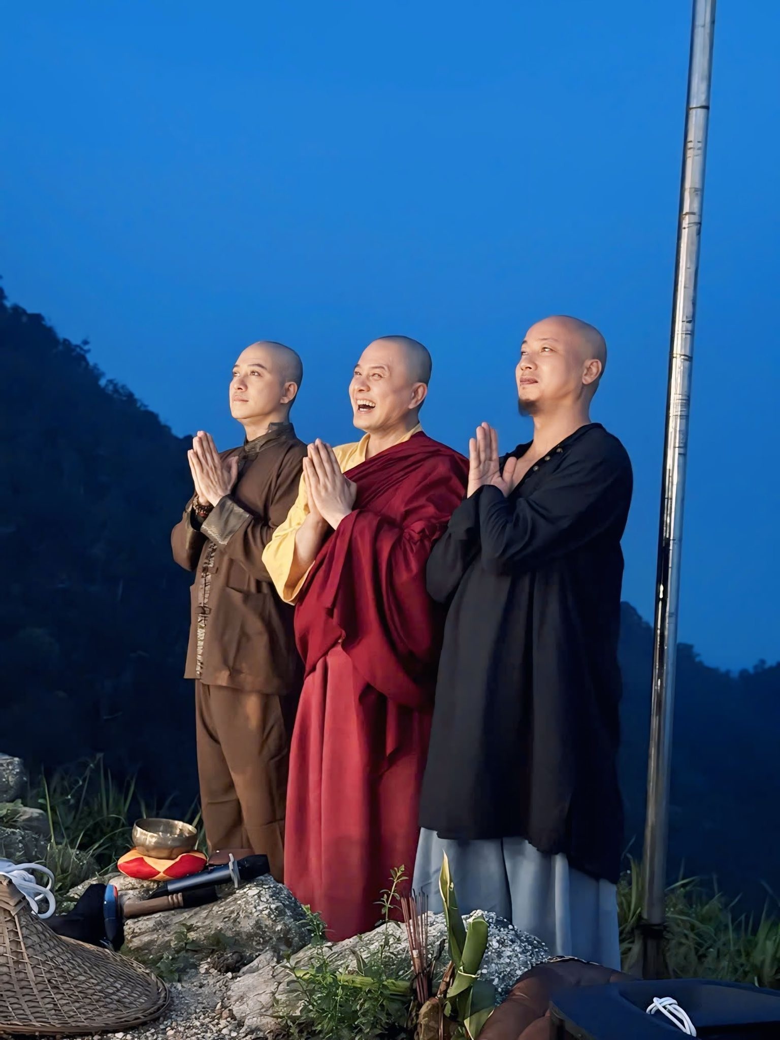Tuấn Hưng cạo trọc đầu